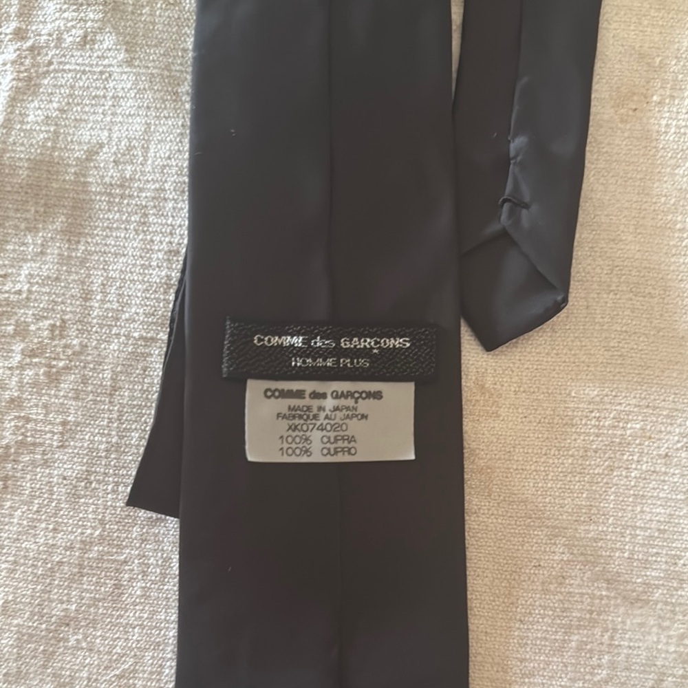 Classic 1986 Vintage Black Silk Comme Necktie in New, Unworn Condition.